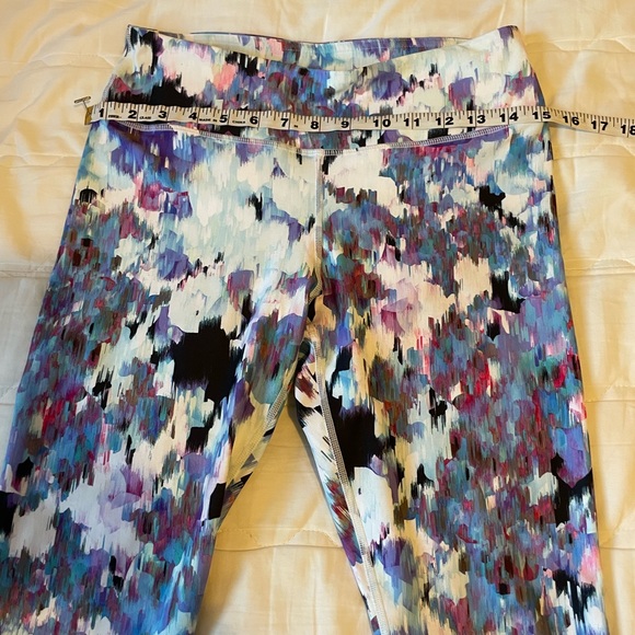 Fabletics 💜🤍🩵 Mid-Rise Printed PowerHold pants. - Picture 10 of 11